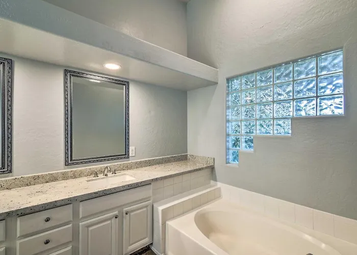 Holiday home Private Patio + Pool Access: Quiet In *