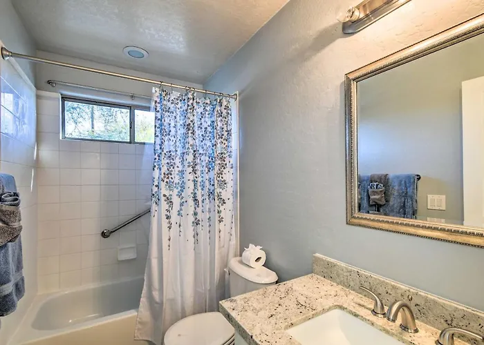 Holiday home Private Patio + Pool Access: Quiet In