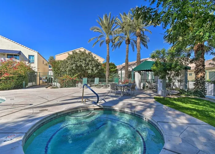 Holiday home Private Patio + Pool Access: Quiet In